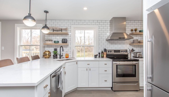 BOUTIQUE Home, A + Location beside the Shaw, Queen st. Shops and restaurants.