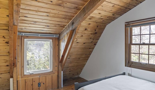 Boyd's Cabin Retreat - A Rustic Muskoka Treasure