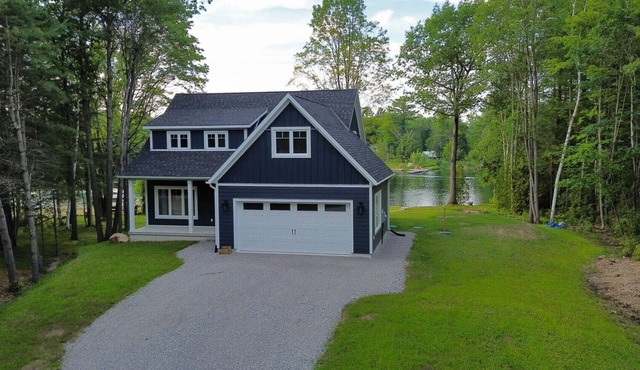 Brand new, 4 bedroom all-season cottage on Green River.