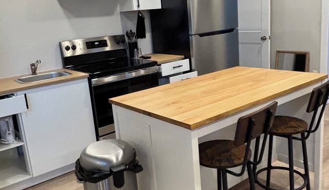 Brand new apartment on leafy residential street. Fully equipped, on bus routes.