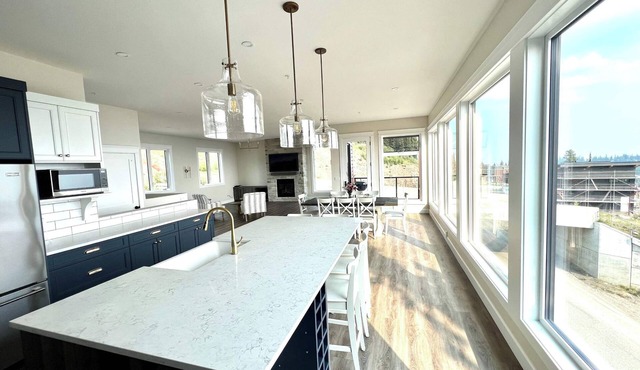 BRAND NEW, oversized, Ski-in/Ski-out out luxury in Silver Star Mountain Resort.