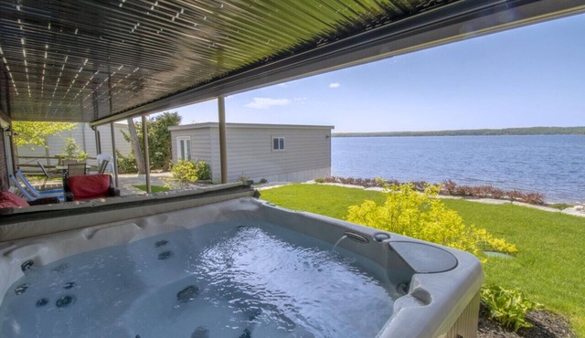 Breathtaking 5 bedroom Waterfront Home With Hot Tub!