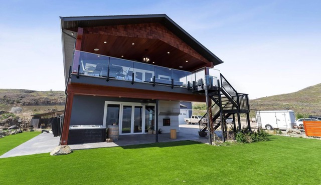 Breezy Beach House near Nature, Lake & Vineyards (Pet-Friendly!)