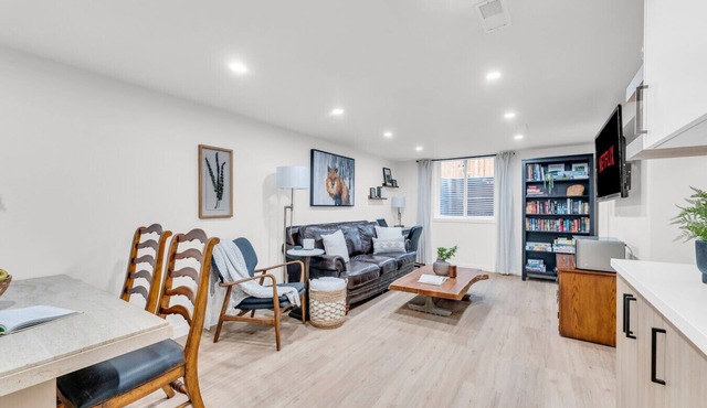 Bright 2-Bedroom Apartment