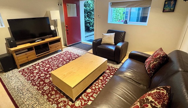 Bright 2 Bedroom Guest Suite Near Main Street