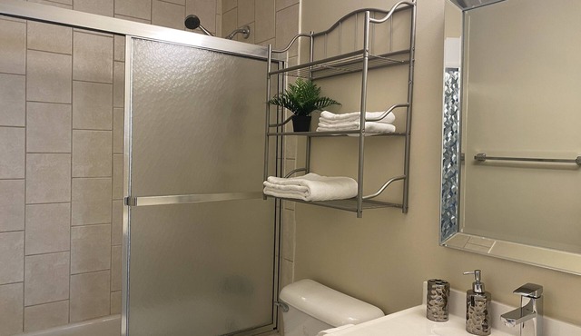 Bright 2 BR w/KING bed, WiFi, NETFLIX, parking