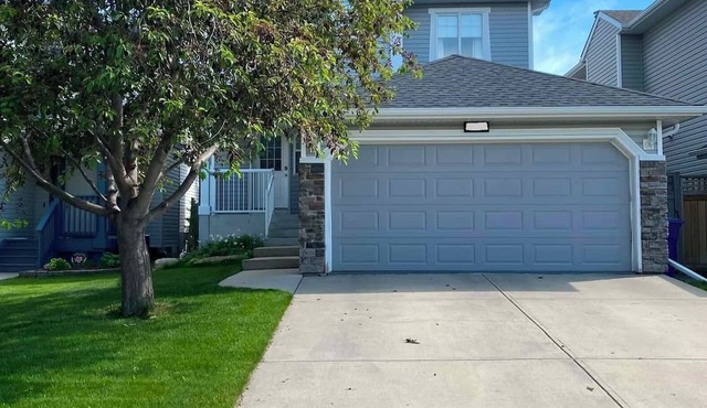 Bright 2-Story 3BR Home w/Backyard Fire Pit Stay! Close to the Rocky Mountains