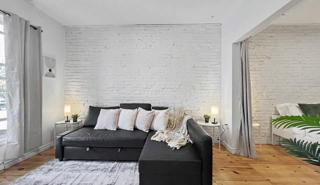 Bright 2BR near Stadium + Private Garden
