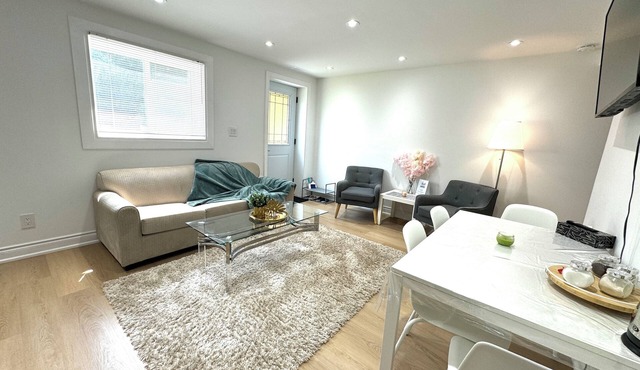 Bright 2BR unit | Free Parking | Family Friendly | Richmond Hill