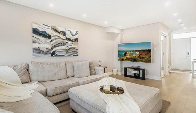 Bright 4 BR Family Home , Sleeps 8, Near Wonderland and Vaughan Mills