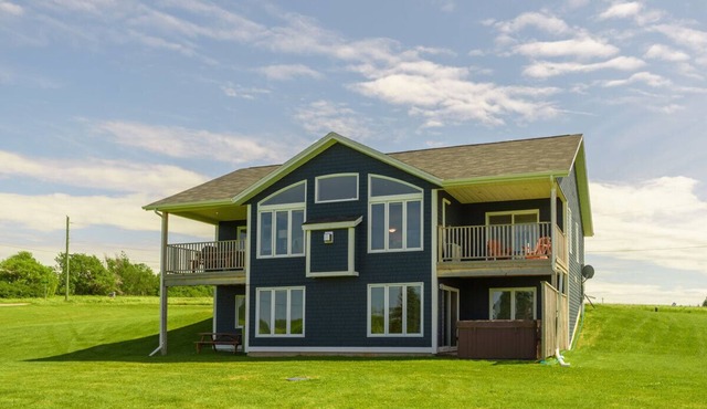 Bright and Airy Island Stay Near Golf and Cavendish Beach