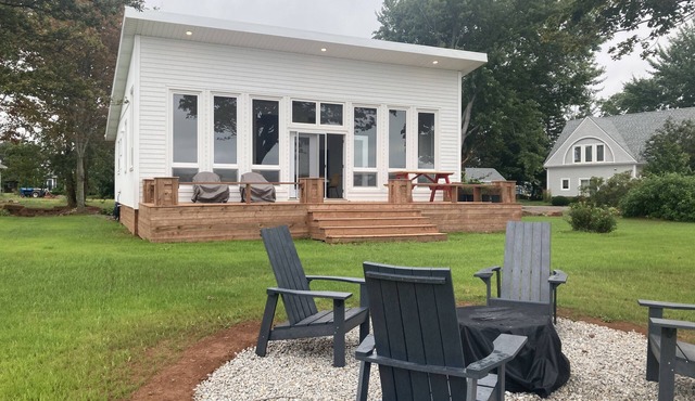 Bright and Cheerful 3-Bedroom Waterfront Cottage in Meadowbank