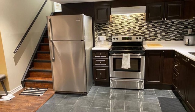 Bright and Clean Basement Apartment,5 min to Lakes.