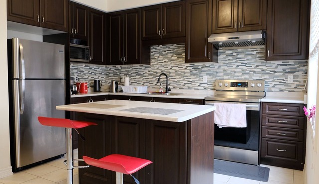 BRIGHT and Comfy 4 Bed Home in Markham - close to lake and hiking trails in Markham