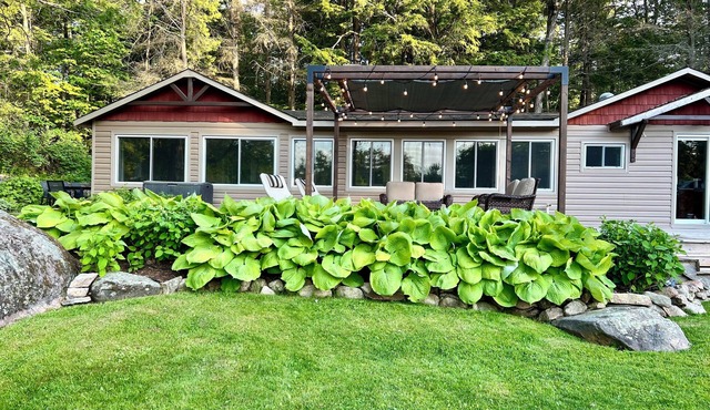 Bright and spacious lakeside cottage with firepit, hot tub and AC on Stoney Lake