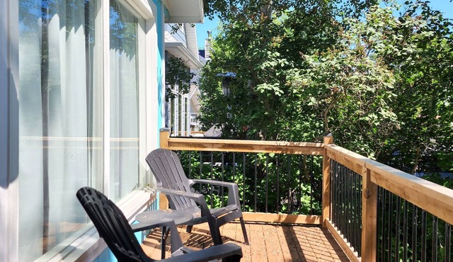 Bright & Blue Grand Beach beach house!