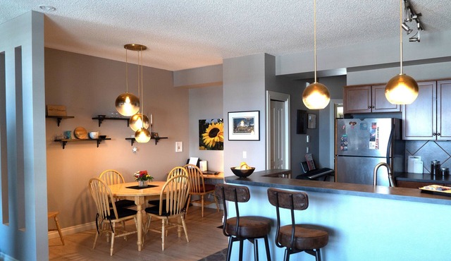 Bright, clean one bedroom condo with amazing views. Quick exit to the mountains!