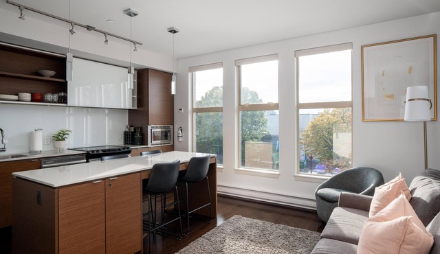 Bright Condo in Victoria's Trendy Old Town