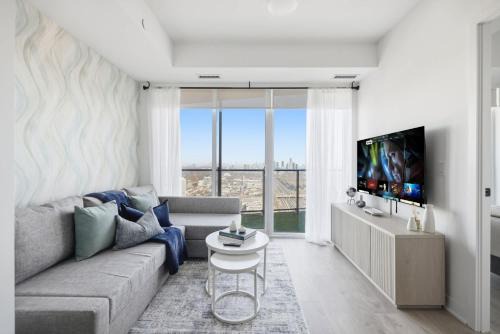 Bright Condo Retreat Skyline Views & Balcony
