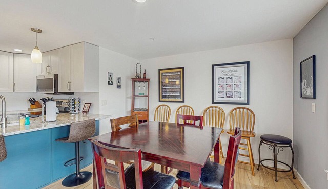 Bright condo with pool & hot tub - near downtown & lake in Chelan