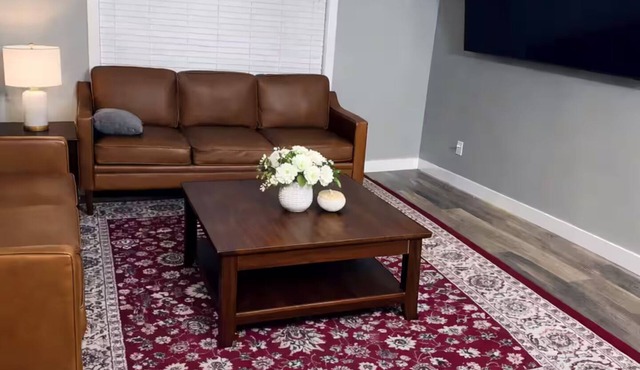 Bright Corner House 3BR Near Airport