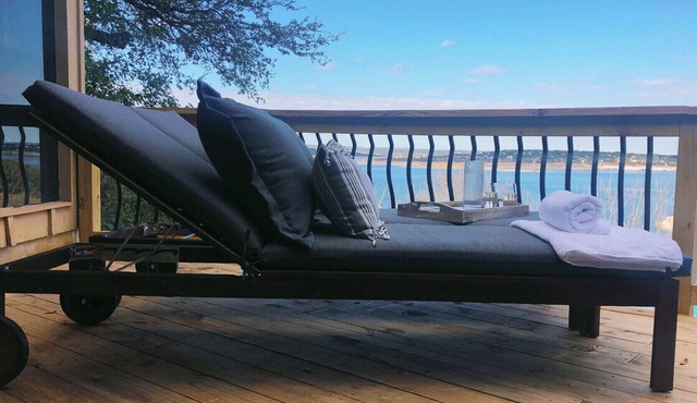 Bright Cove Bungalow- Charming & Luxe Waterfront home located on Lake Travis in Spicewood