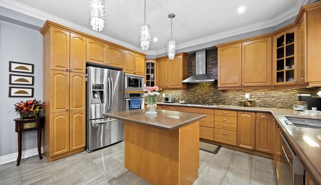 Bright & Cozy Detached Home ~ Sleeps 8 ~ 3.5 Baths