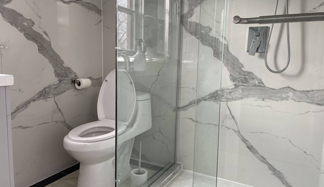 Bright & refreshing Port Credit apartment - 4 mins to the lake!
