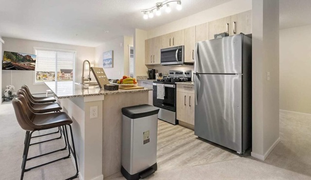 Bright & Spacious condo, 2BR+2Bath+Heated Parking