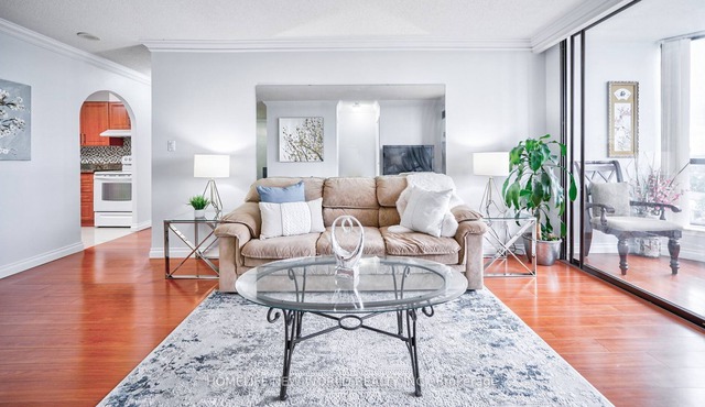 Bright specious 3 bedrooms condo close to amenities