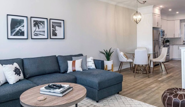 Bright, Stylish Townhouse near Downtown w/Parking