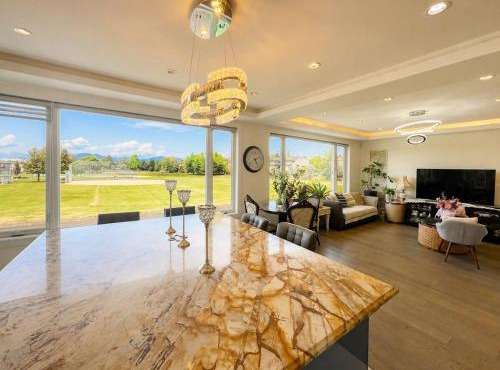 Bright View Home near YVR & Parking