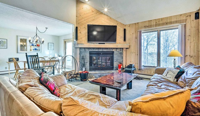 Bromley Mtn Townhome: Walk to Ski Shuttle! in Peru