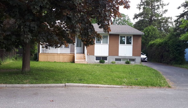 Bungalow close to downtown with 3 parking , 9 min from the airport