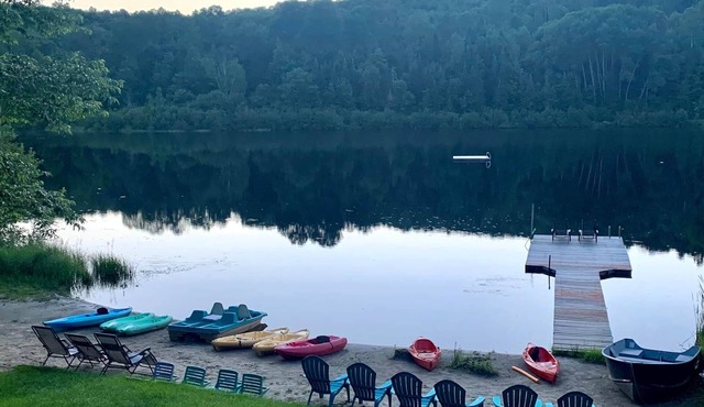 Full Chalet - 6 Bedrooms Private/Beachfront/Kayaks,/Fibre Internet