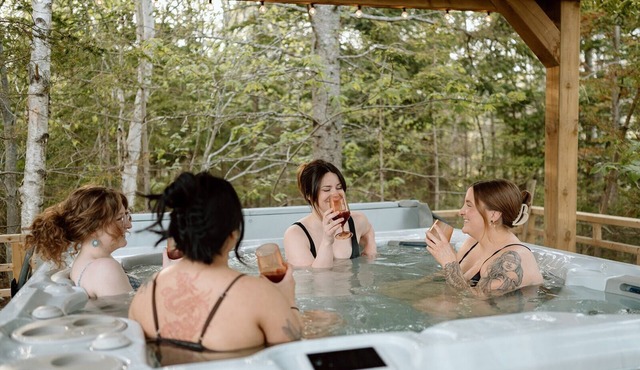 Pine Cottage - HOT TUB |Kayaks | Swimming