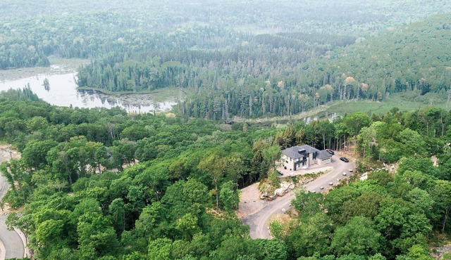 Modern Muskoka Cottage with Lake Views