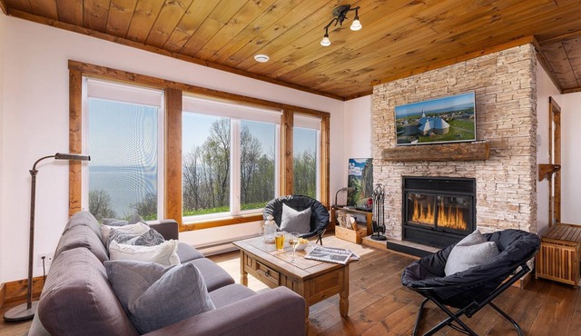 61B Chalet: Hot Tub, River Views & Wood Accents