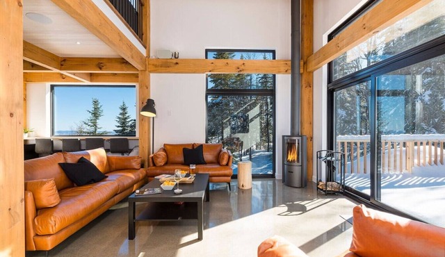 Chalet Valhalla - Views, Hot Tub and Coziness