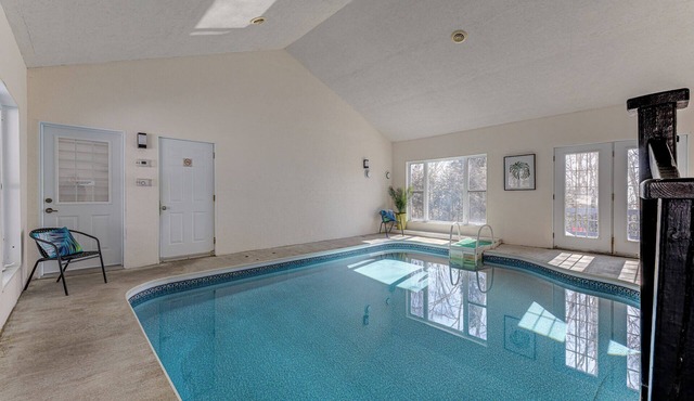 Swimming pool, spa and view of the St Lawrence River!