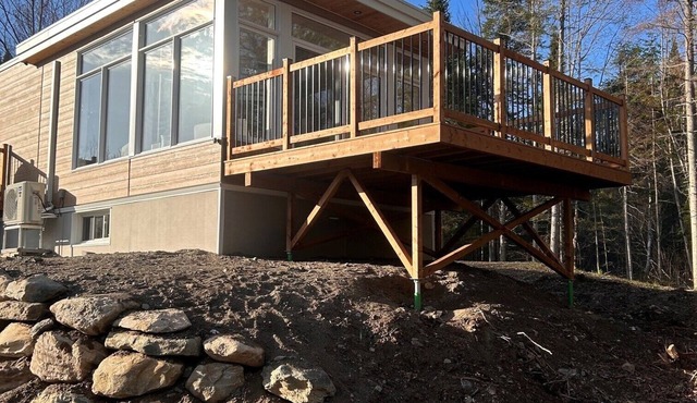 Chalet VUE sur le Lac Pierre-Paul, lakeside serenity, haven of peace
