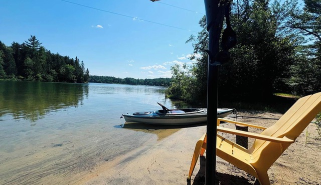 Beautiful Firefly Guest Chalet on Grand lac Rond with Access to Private Island ! in Sainte-Thérèse-de-la-Gatineau