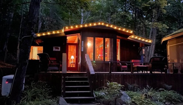Cabin in Muskoka for Two with a Private Hot Tub and Close to the Lake