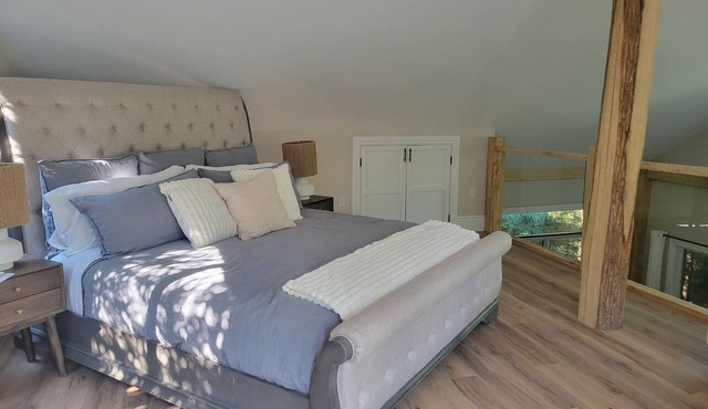 Calming, peaceful Port Stanley Retreat surrounded by Spruce trees