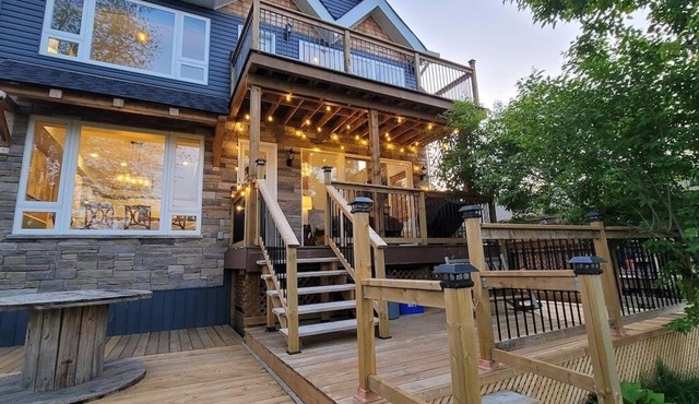 CAN-Luxury cottage by the water