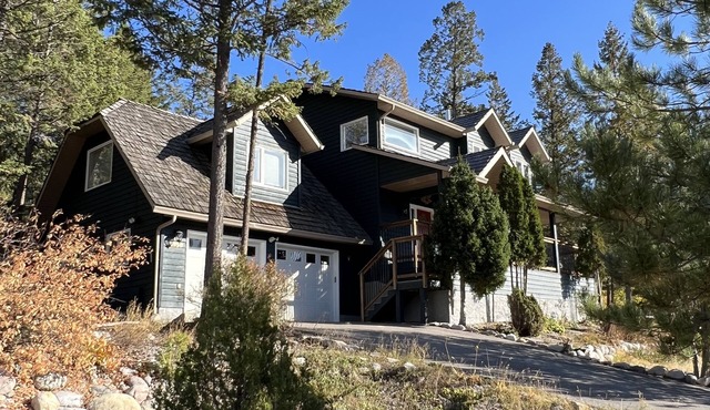 Canadian Rockies Mountainside Retreat 6 Bed - 4 Bath - Sleeps 10 Comfortably