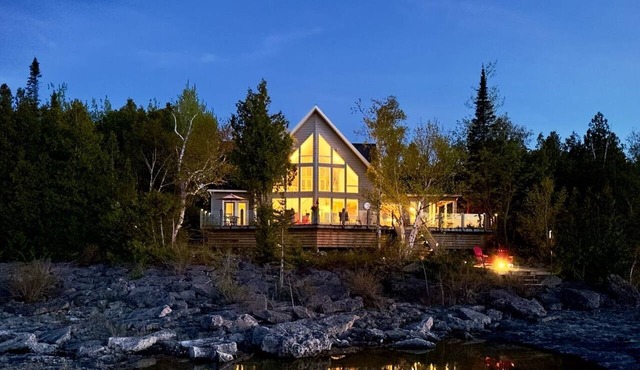 Captain's Lookout | Waterfront | 22' Windows | Starlink | Kayaks in Tobermory