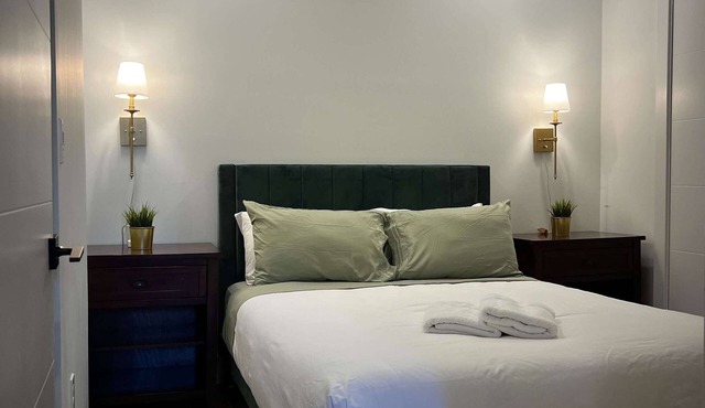 Captain's Quarters, Downtown, AC
