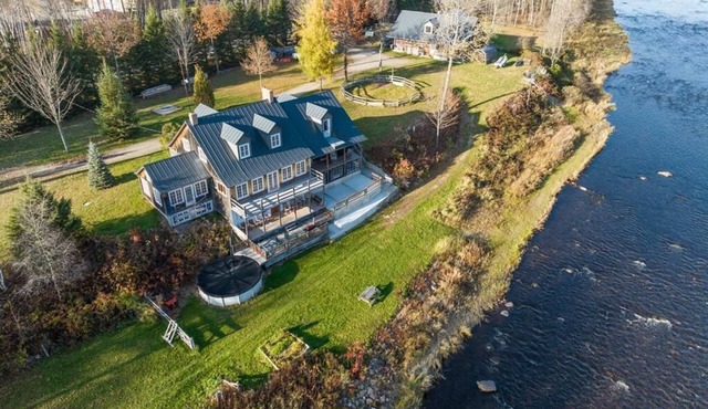 Carlos House/directly on the river 160 year old country house.