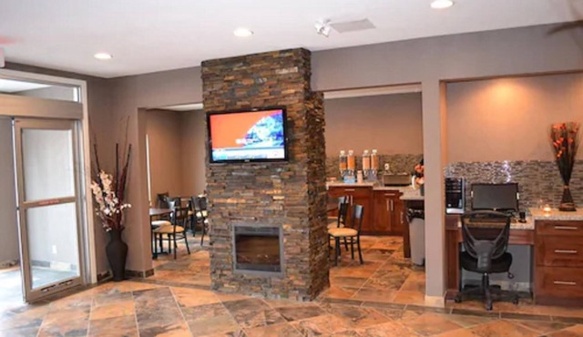 Carlyle Western Star Inn & Suites
